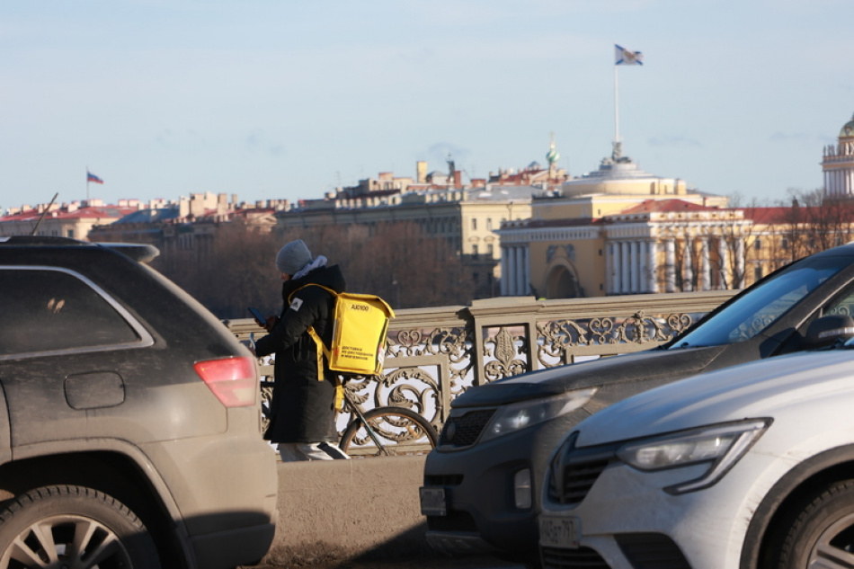 В Петербурге ввели новые требования к курьерам и их транспорту